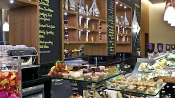 Se sirven desayunos, almuerzos y cenas; cocina internacional