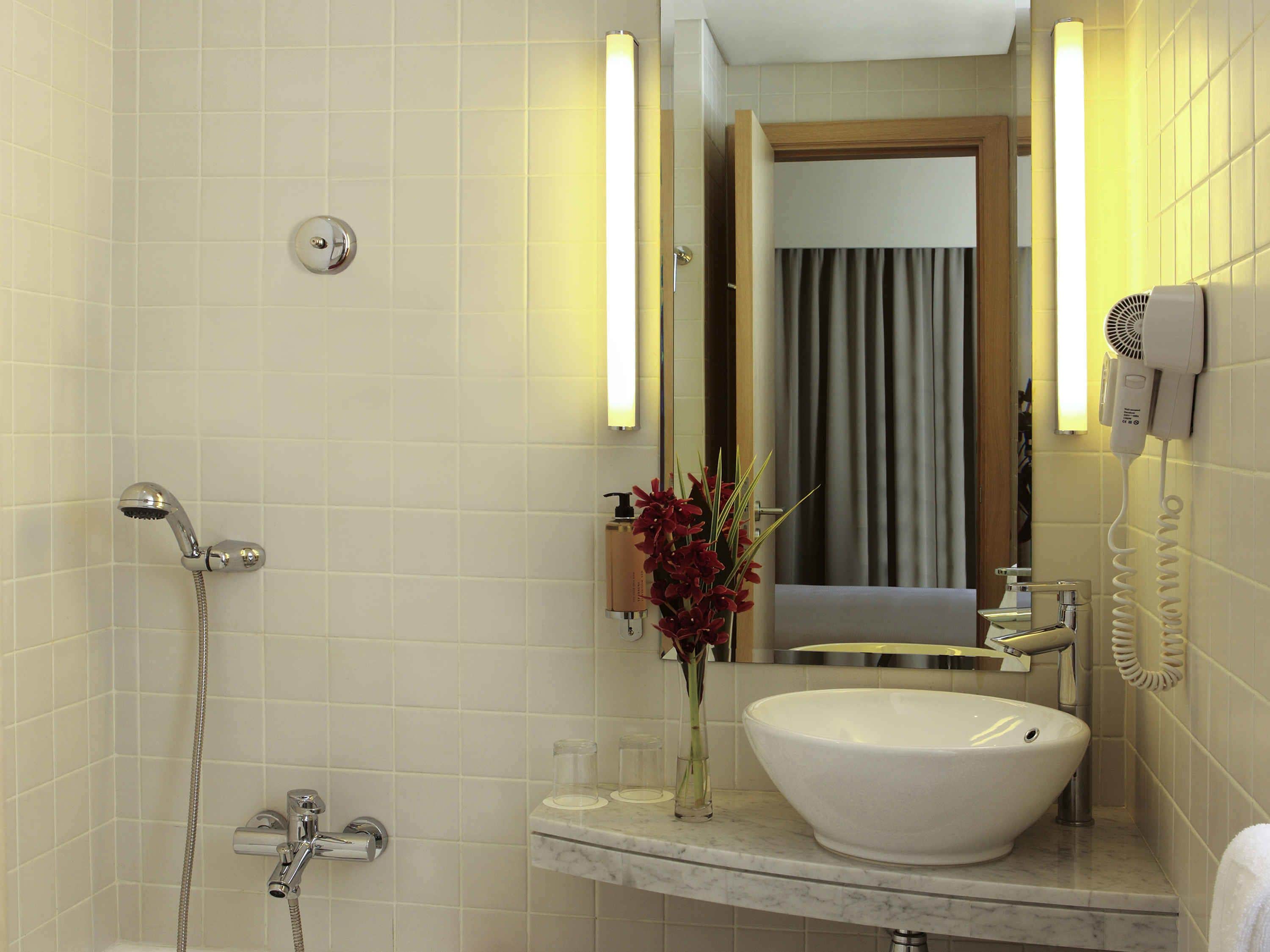 suite, 1 double bed | bathroom | separate bathtub and shower, eco-friendly toiletries, hair dryer