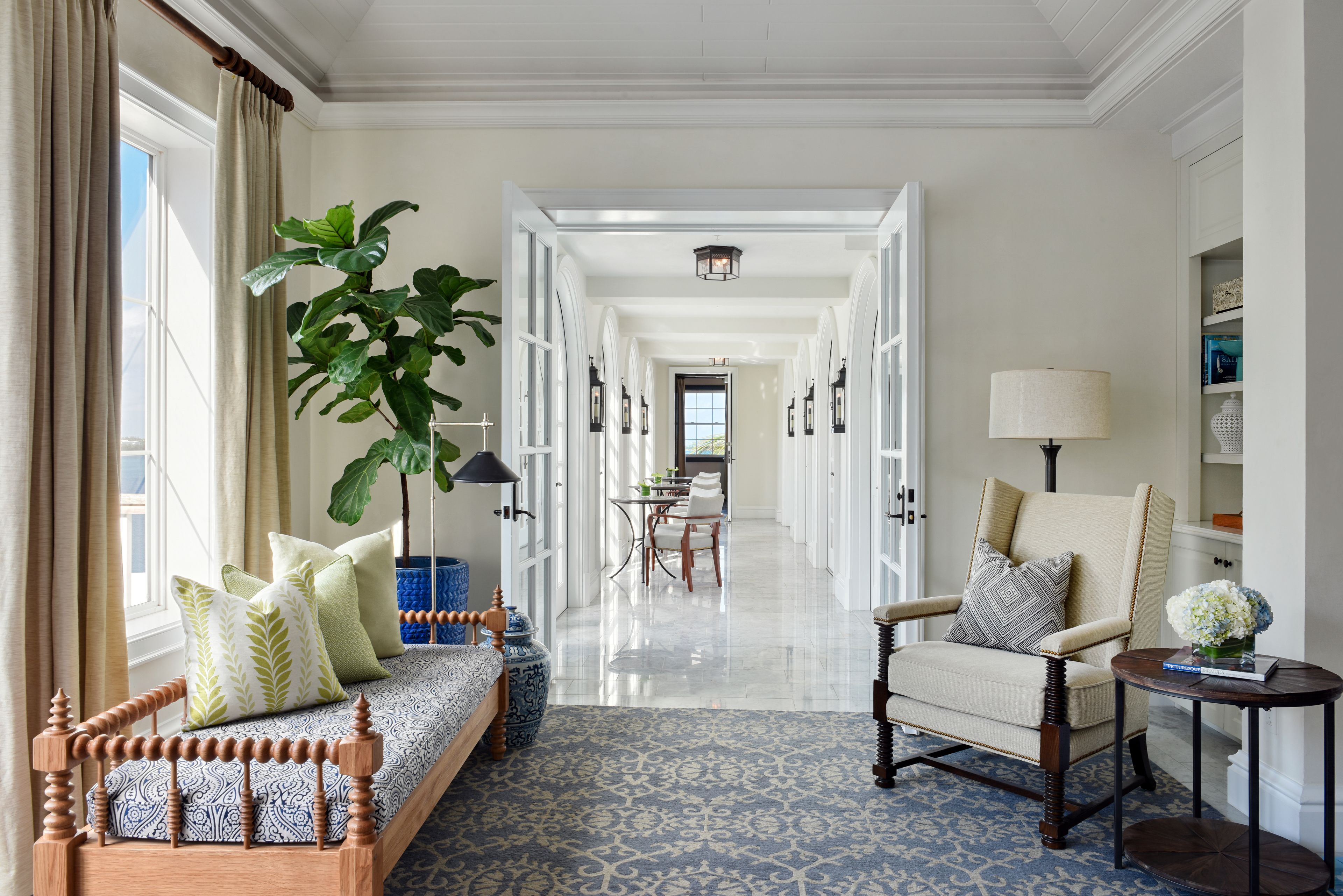 3 bars/lounges, cocktail bar, lobby lounge