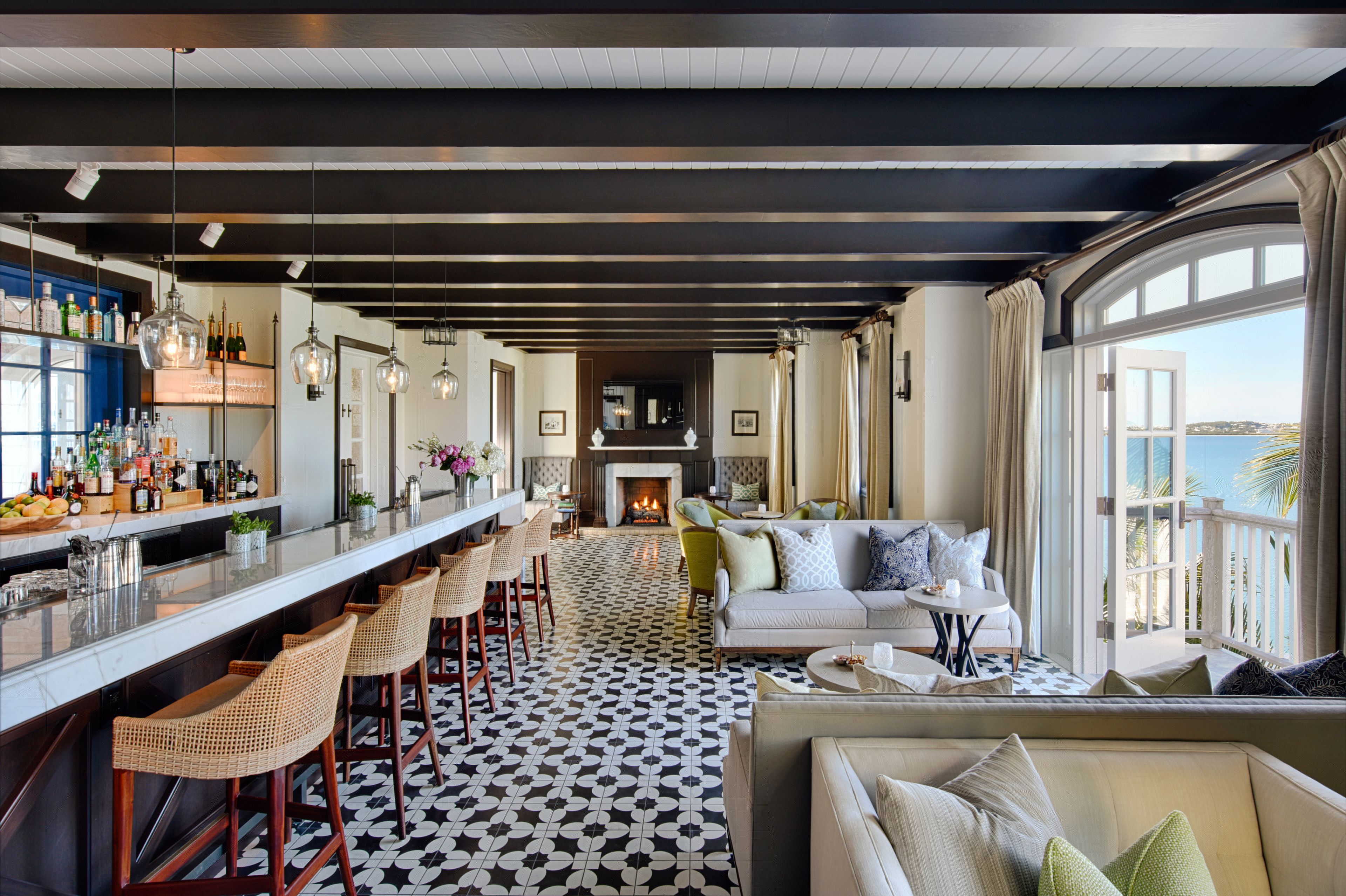 3 bars/lounges, cocktail bar, lobby lounge