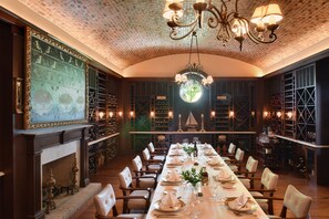 3 restaurants; breakfast, lunch, and dinner served