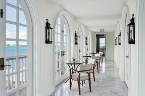 3 bars/lounges, cocktail bar, lobby lounge