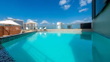 室外游泳池,日光浴躺椅