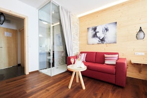 Deluxe Double Room, 1 Bedroom | Desk, soundproofing, free WiFi, bed sheets
