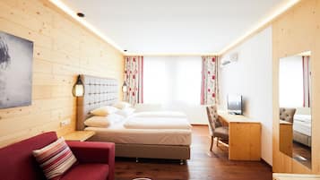 Deluxe Double Room, 1 Bedroom | Desk, soundproofing, free WiFi, bed sheets