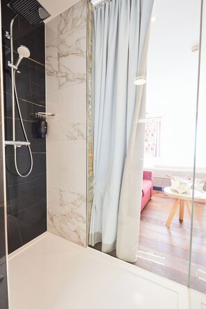 Deluxe tweepersoonskamer, 1 slaapkamer | Badkamer | Een haardroger, handdoeken