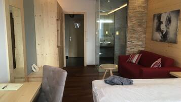 Deluxe Double Room, 1 Bedroom | Meja, kalis bunyi, Wi-fi percuma, cadar katil