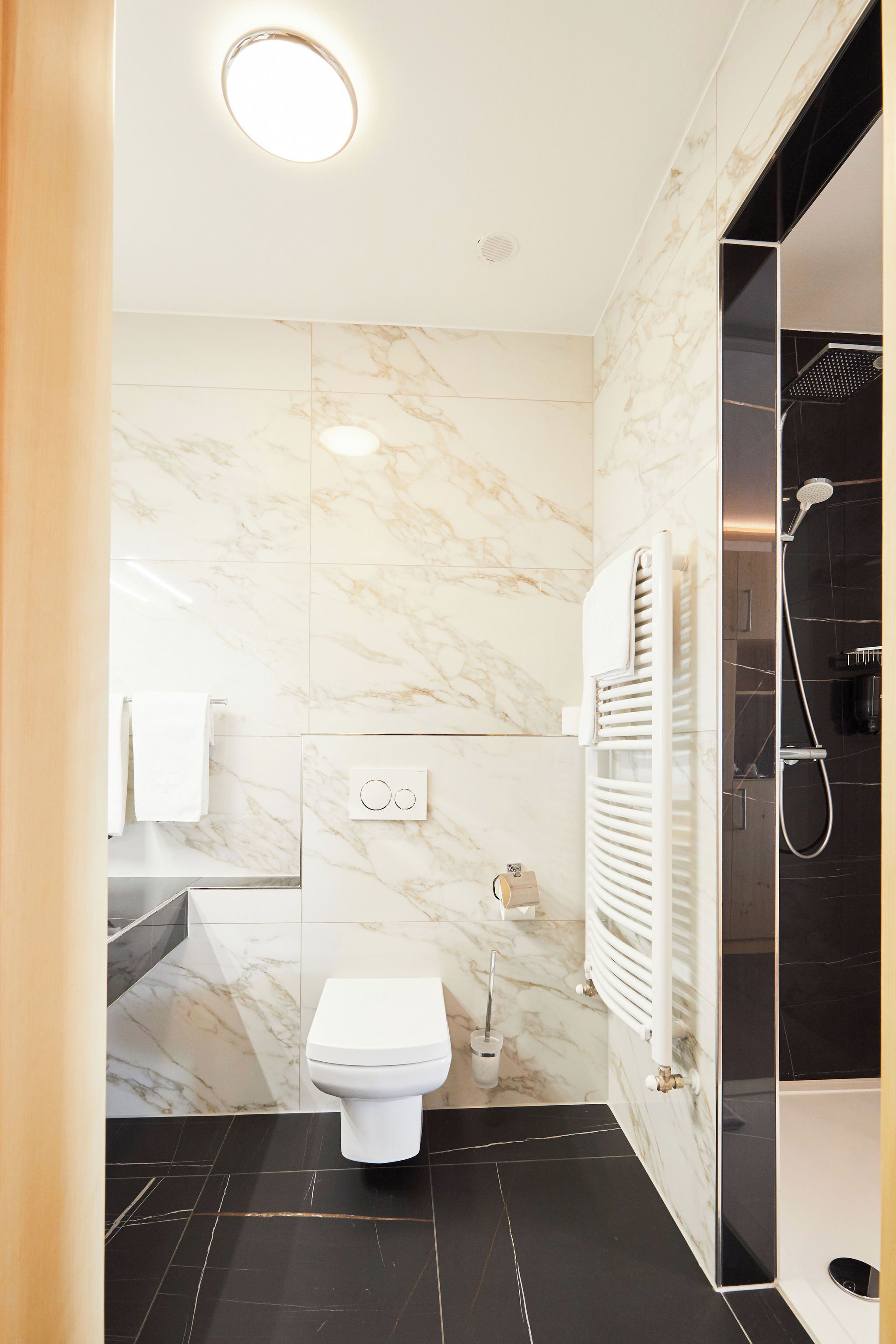 Deluxe Double Room, 1 Bedroom | Bathroom | Hair dryer, towels