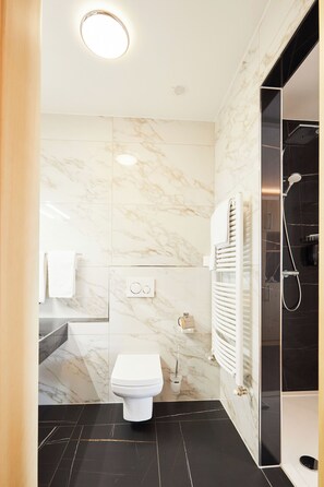 Deluxe Double Room, 1 Bedroom | Bathroom | Hair dryer, towels - Hotel San Marco (Lannach)