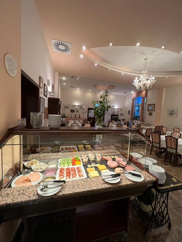 Desayuno buffet (EUR 14 por persona) 