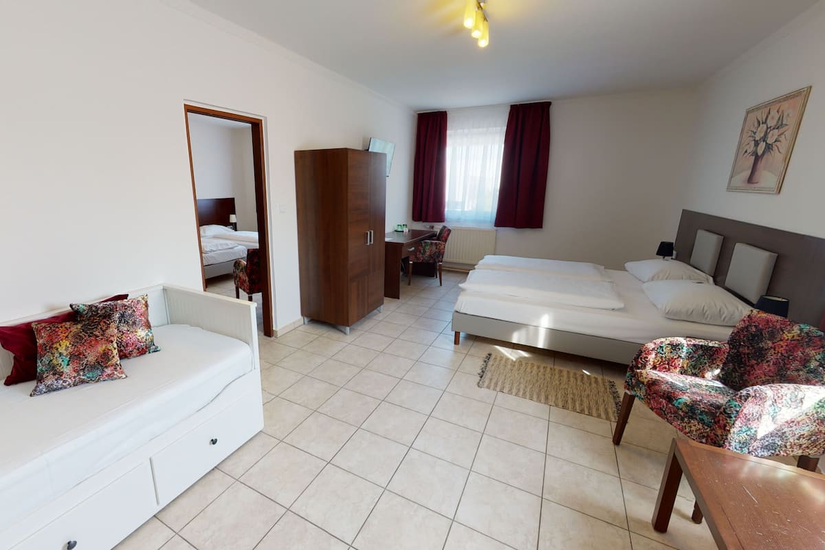 Family Room | Desk, soundproofing, WiFi (free), alarm clocks