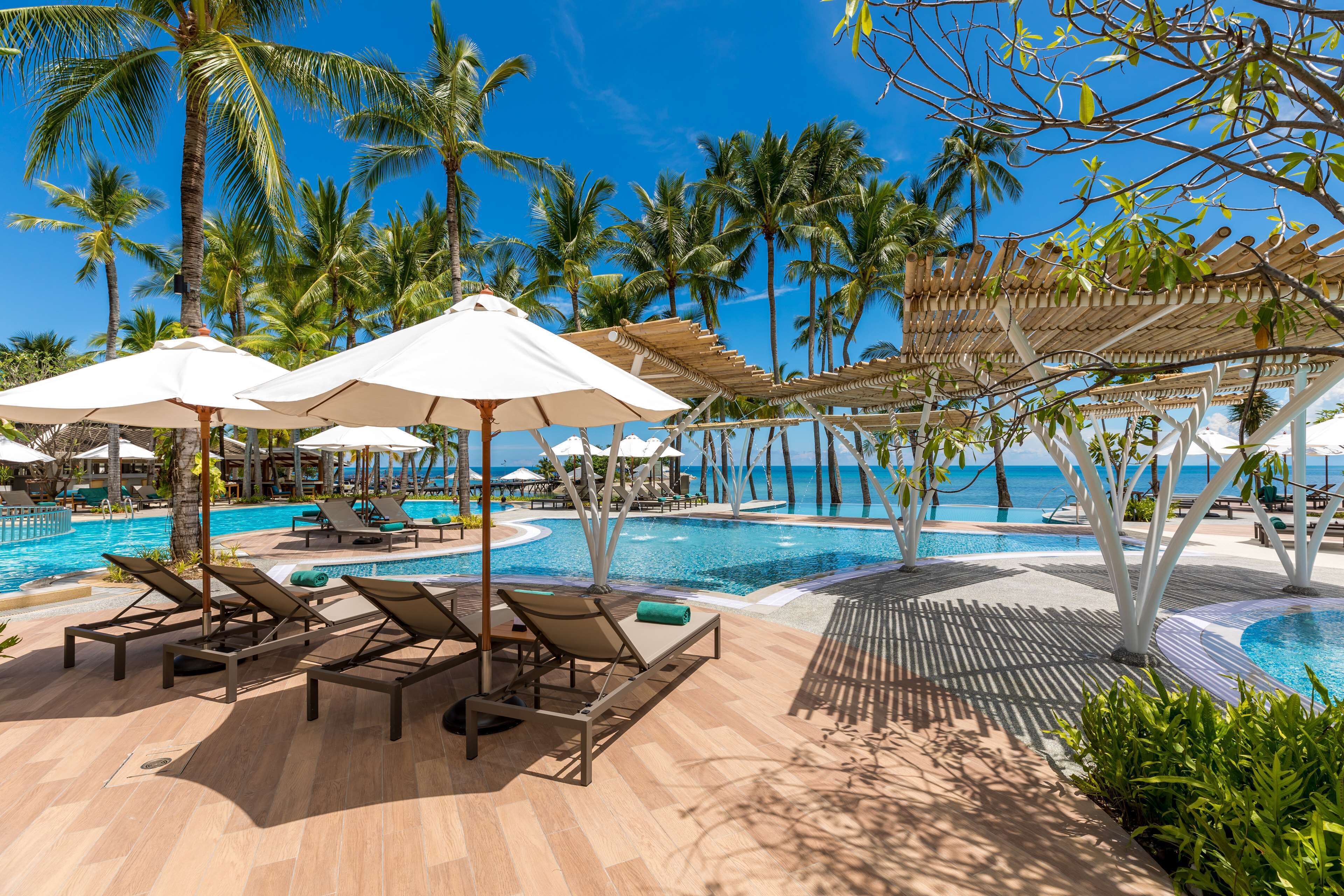 2 piscines extérieures, parasols de plage, chaises longues