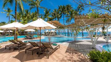 2 piscines extérieures, parasols de plage, chaises longues