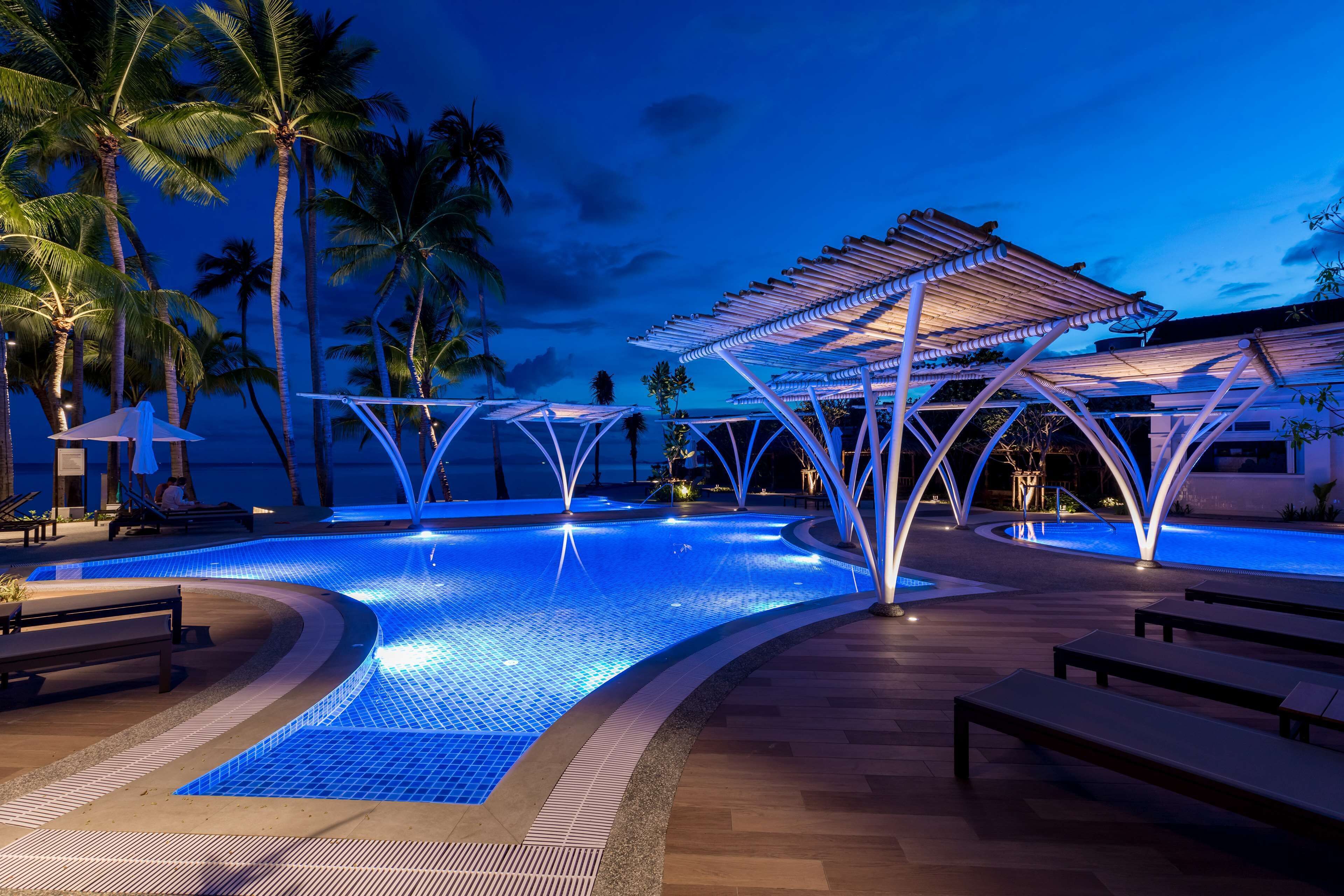 2 piscines extérieures, parasols de plage, chaises longues