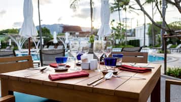 2 restaurants; breakfast, lunch, and dinner served