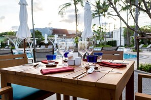 2 restaurants; breakfast, lunch, and dinner served - OUTRIGGER Koh Samui Beach Resort (Koh Samui)