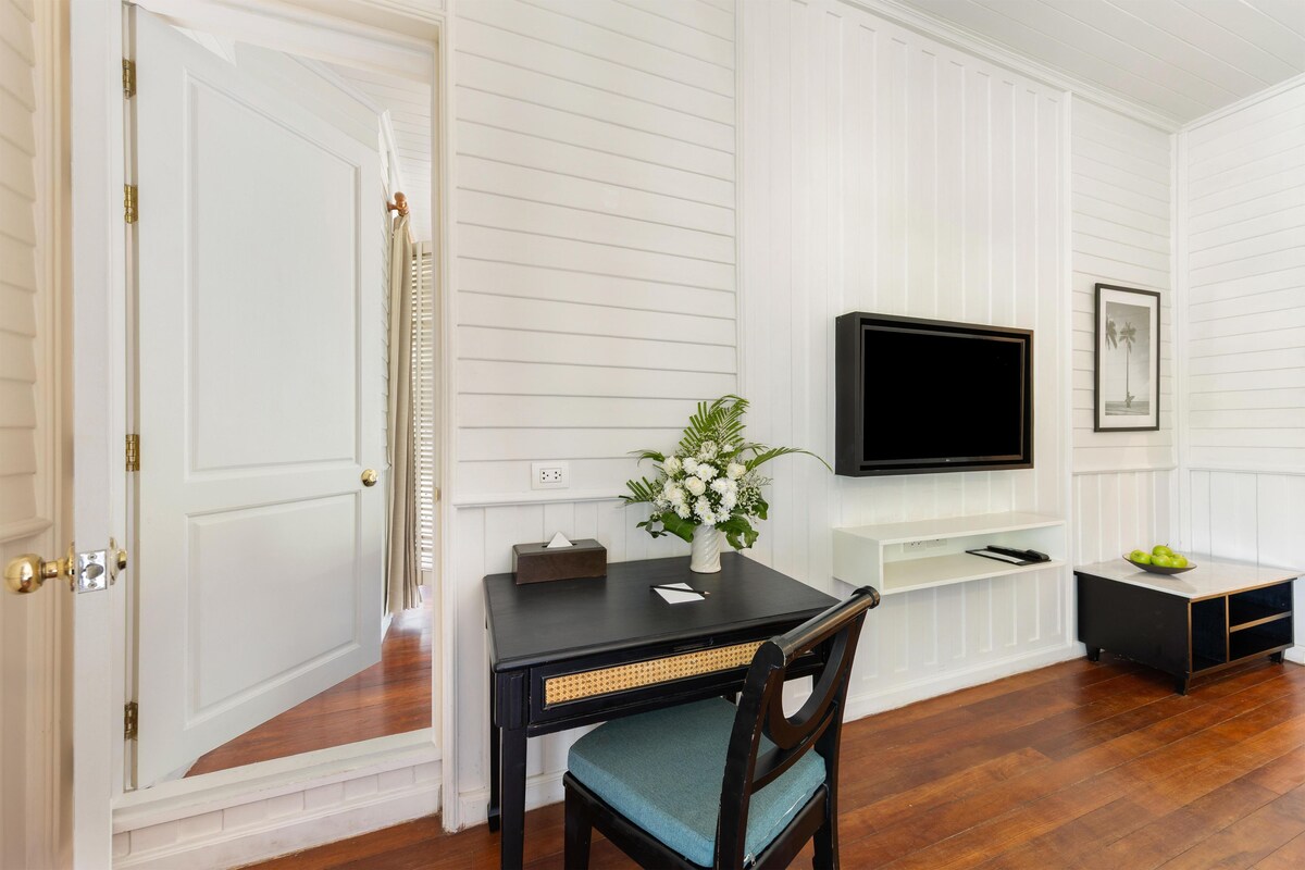 Premium bedding, in-room safe, laptop workspace, blackout drapes
