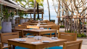 2 restaurants; breakfast, lunch, and dinner served