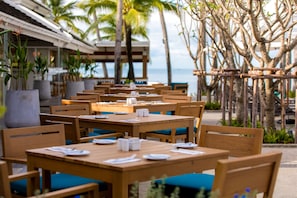 2 restaurants; breakfast, lunch, and dinner served