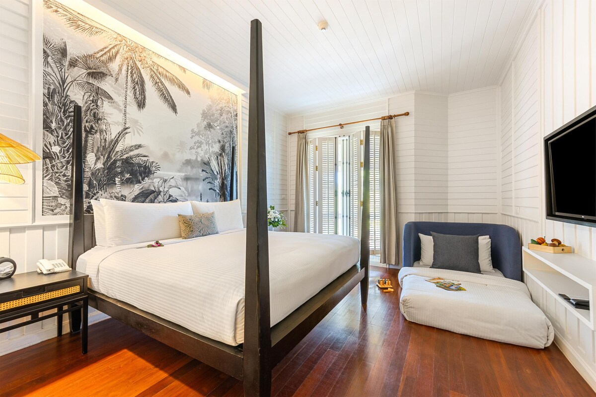 Premium bedding, in-room safe, laptop workspace, blackout drapes