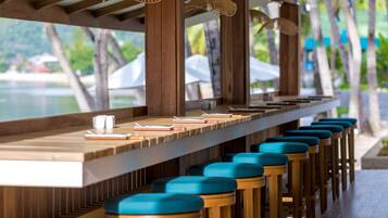 2 restaurants, serveren ontbijt, lunch, diner, internationale gerechten