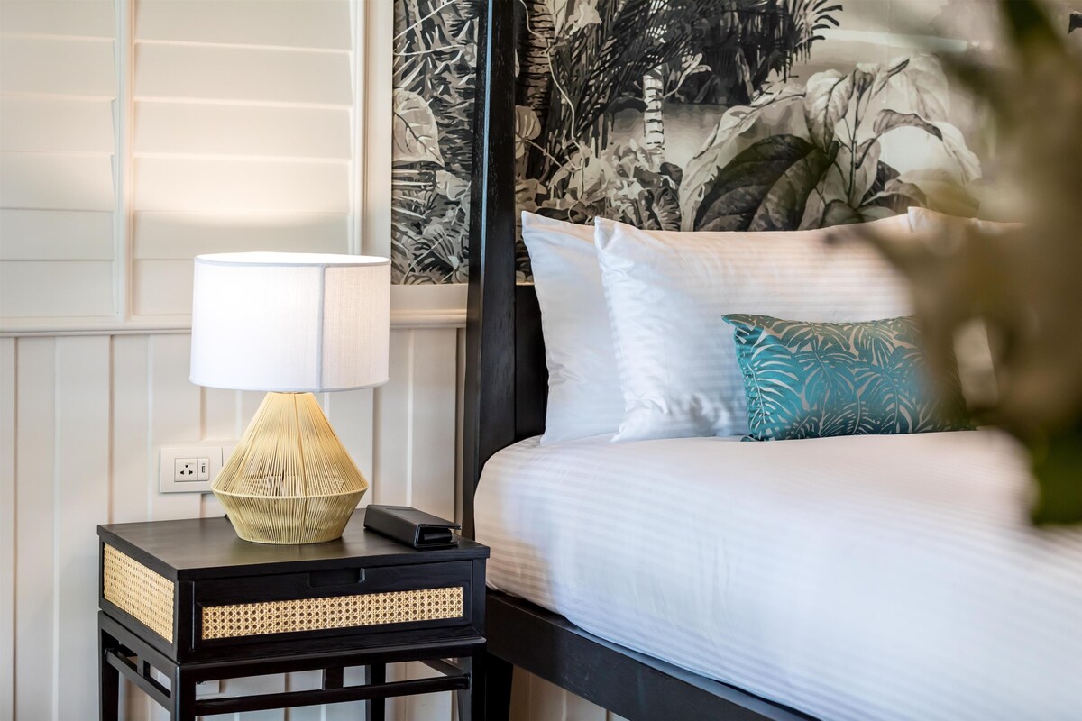 Premium bedding, in-room safe, laptop workspace, blackout drapes