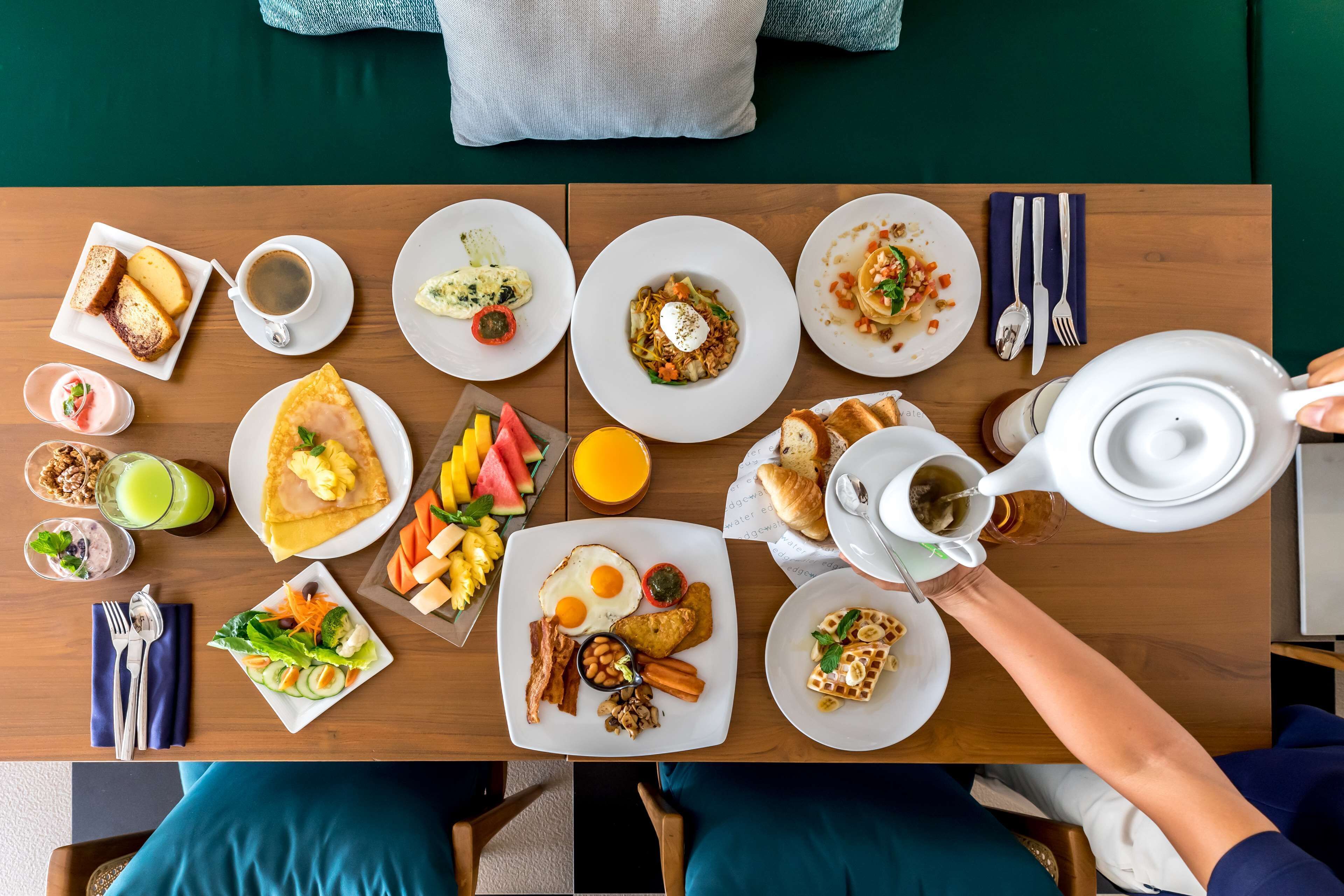 2 restaurants; breakfast, lunch, and dinner served