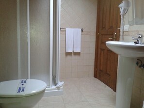 Habitación Triple (capacidad 3 personas) | Banheiro | Chuveiro, produtos de toalete grátis, secador de cabelo 