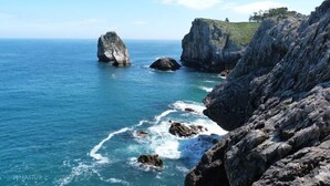 Un paisaje costero con acantilados rocosos y mar azul cristalino.