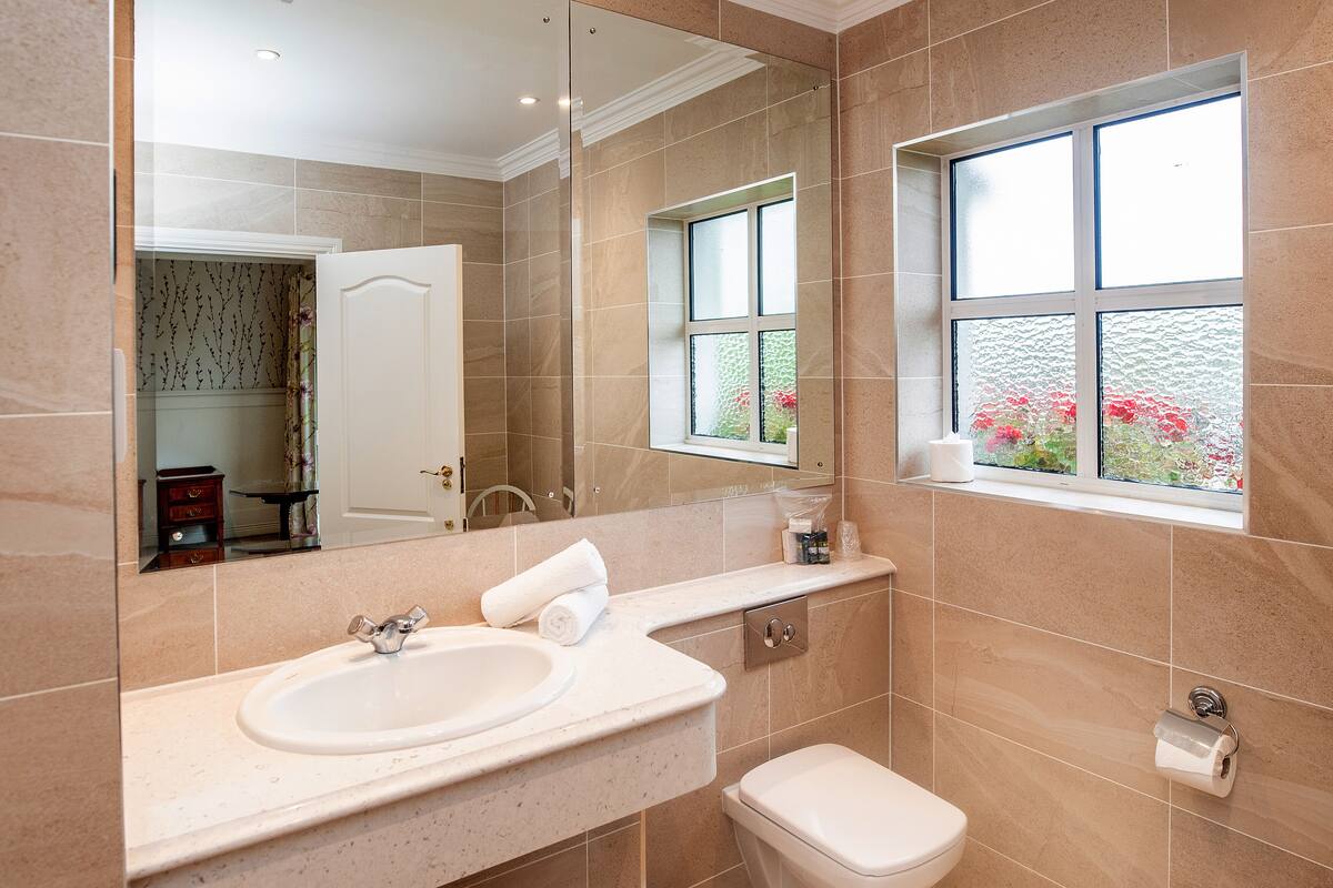 deep-soaking bathtub, free toiletries, hair dryer, towels