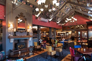 Alfresco dining, serves breakfast, lunch, and dinner