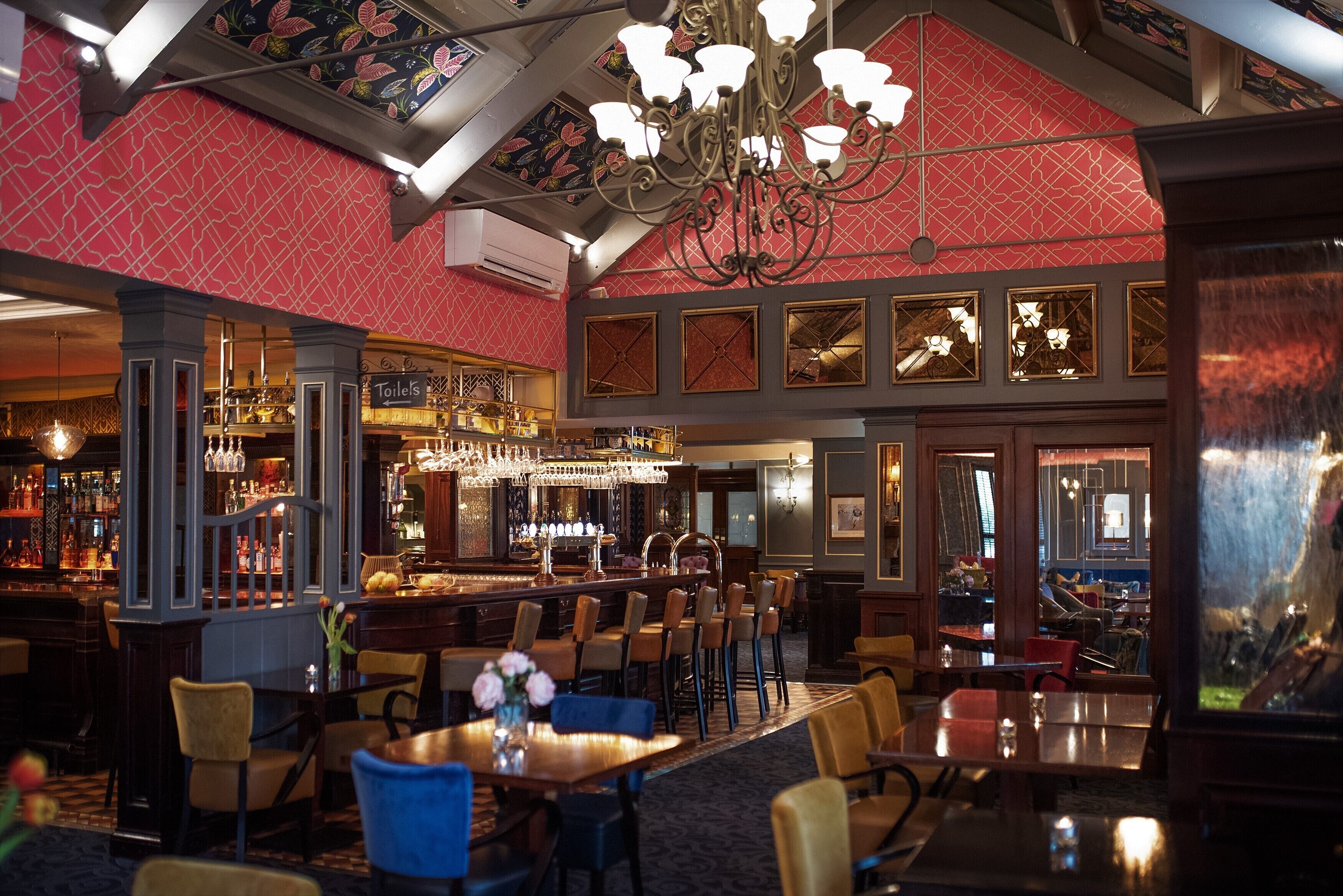 al fresco dining, serves breakfast, lunch and dinner