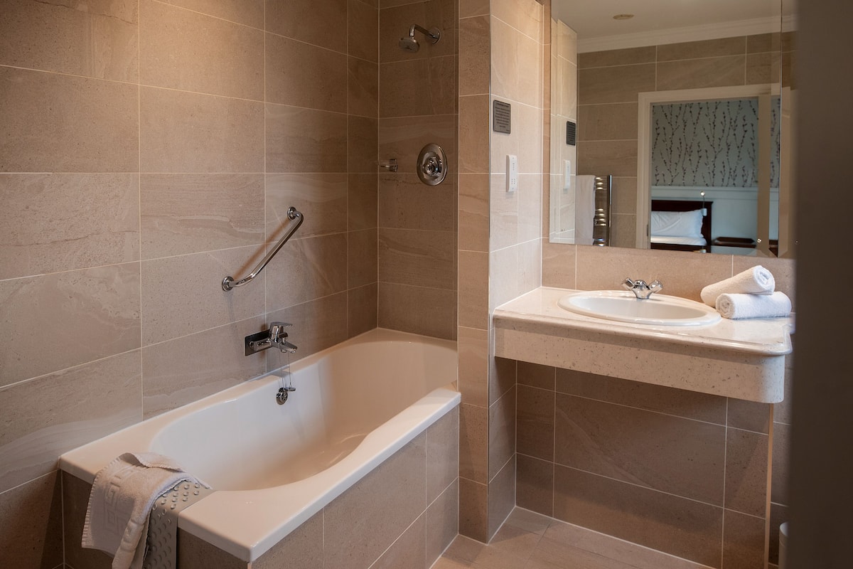 superior double or twin room | bathroom | deep-soaking bathtub, free toiletries, hair dryer, towels