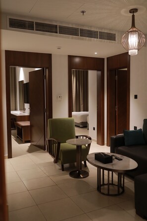 Suite, 2 dormitoris | Sala d'estar | Televisor intel·ligent de 55 polzades amb canals per satèl·lit