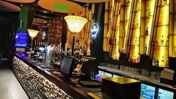 5 bars/lounges, sports bar