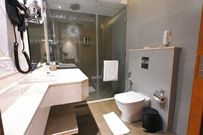 Combined shower/tub, free toiletries, hair dryer, slippers - Ramee Palace Hotel (Manama)