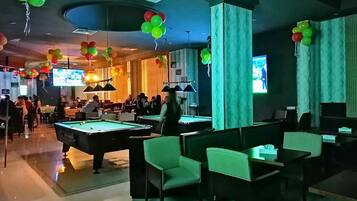 5 bars/lounges, sports bar