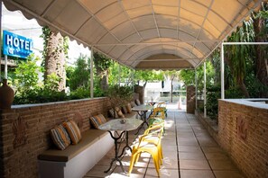 Outdoor dining - Stefanakis Hotel & Apartaments (Vari-Voula-Vouliagmeni)