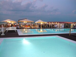 In Strandnähe, Liegestühle, Sonnenschirme, Strandtücher