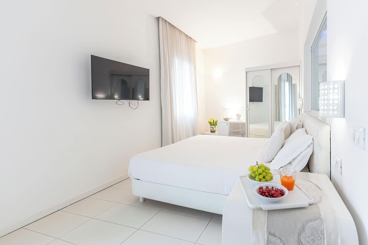Deluxe Double Room | Minibar, in-room safe, desk, free WiFi