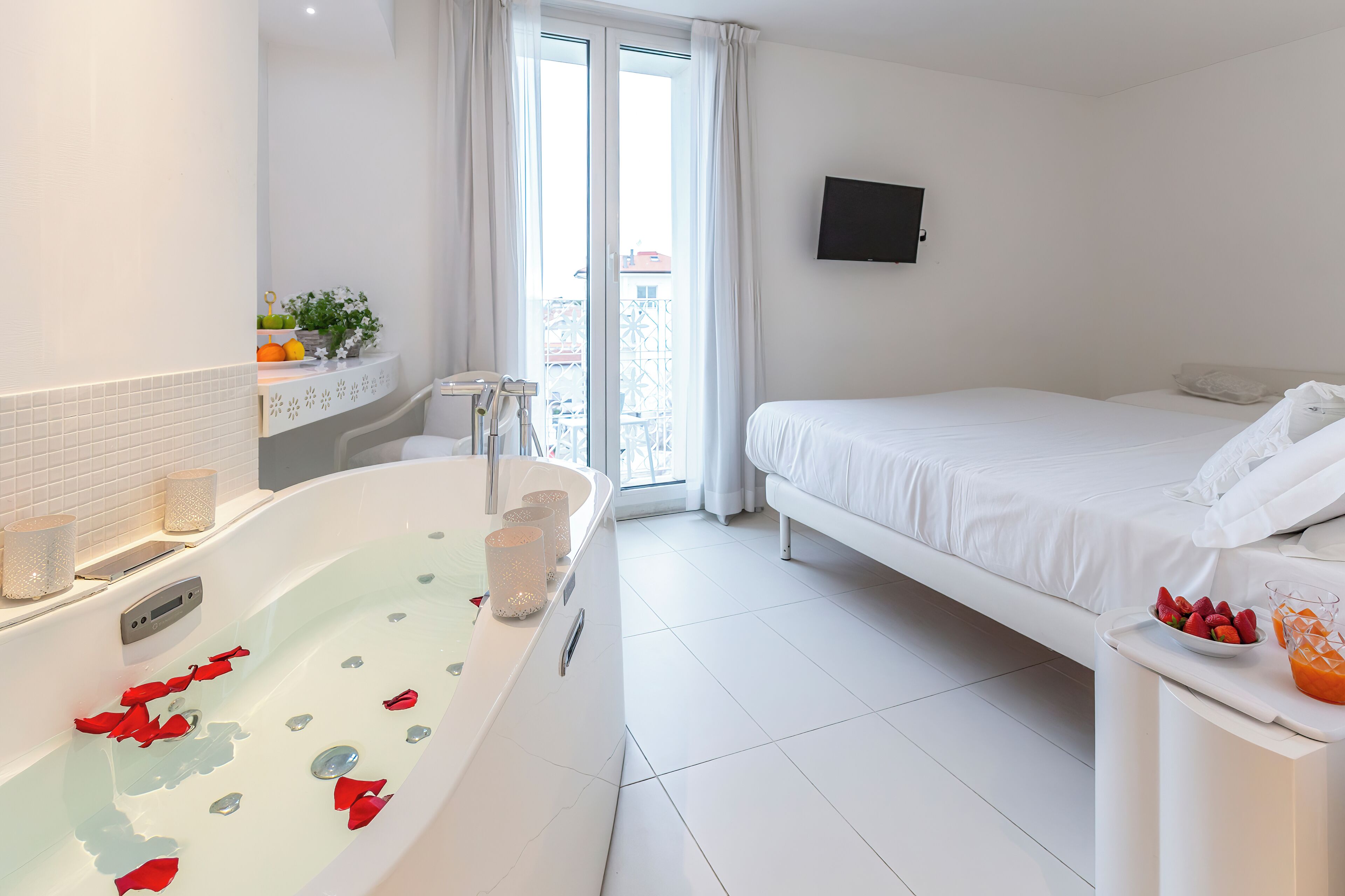 double room, hot tub | minibar, in-room safe, desk, free wifi