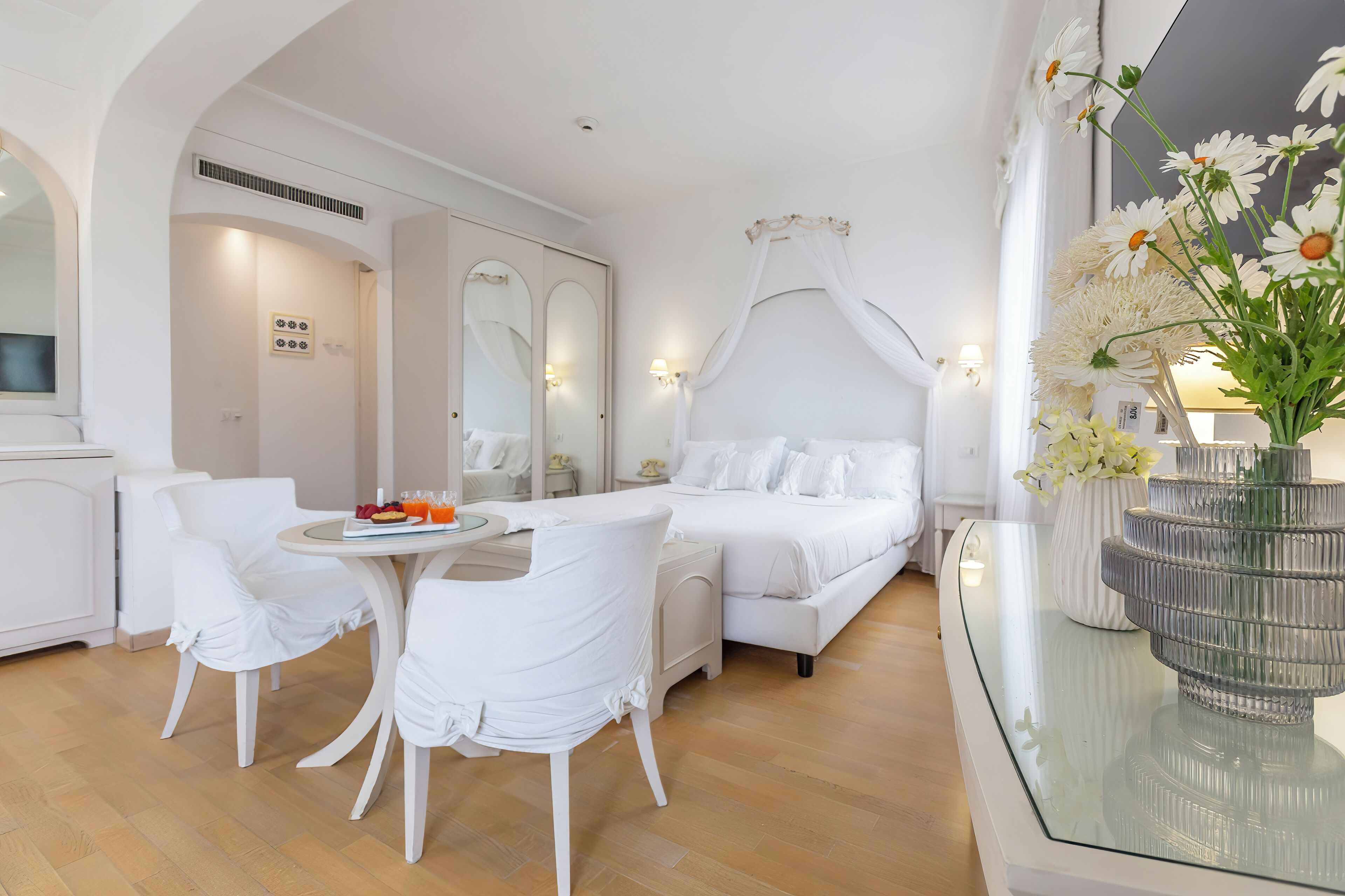 junior suite | minibar, in-room safe, desk, free wifi