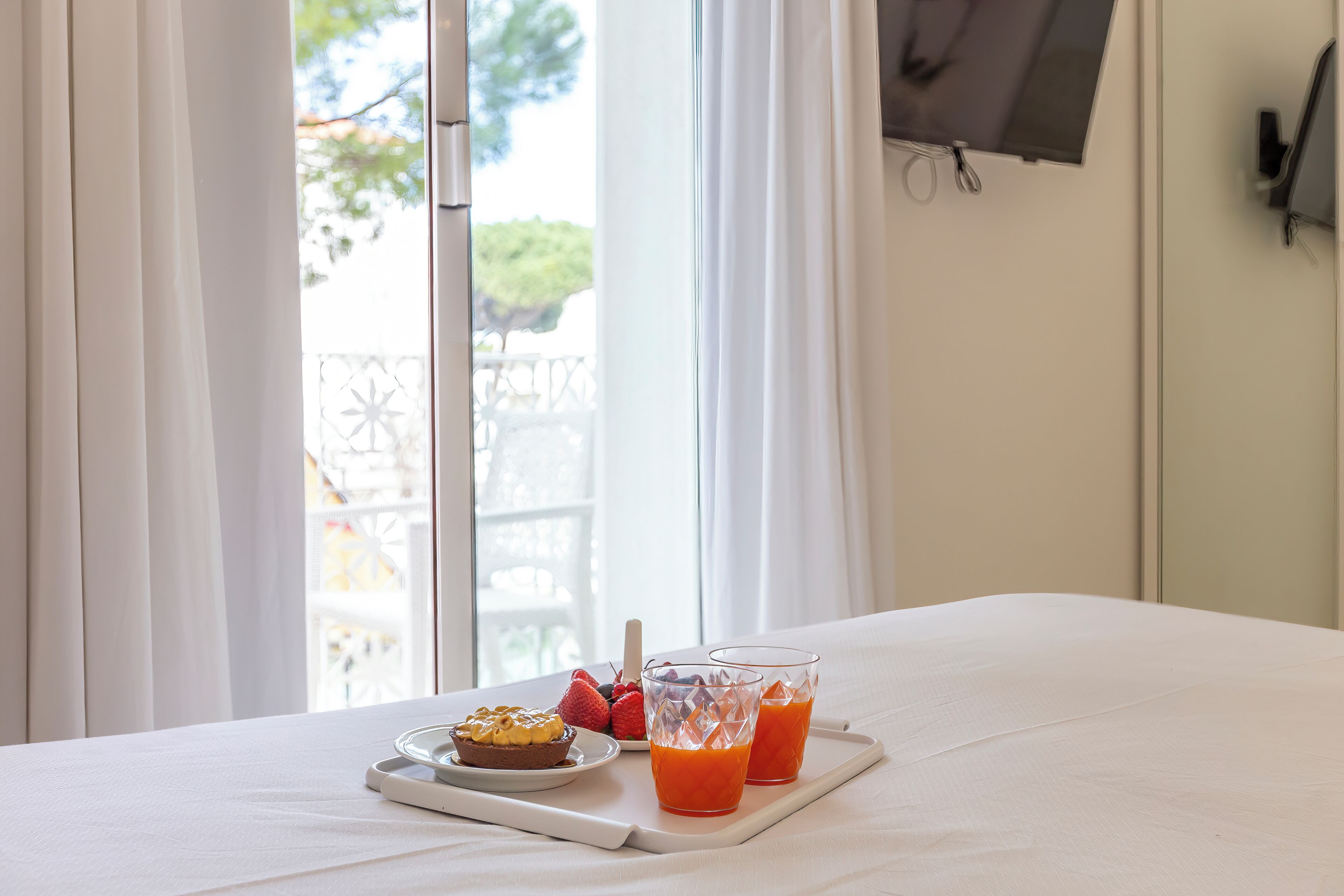 deluxe double room single use | minibar, in-room safe, desk, free wifi