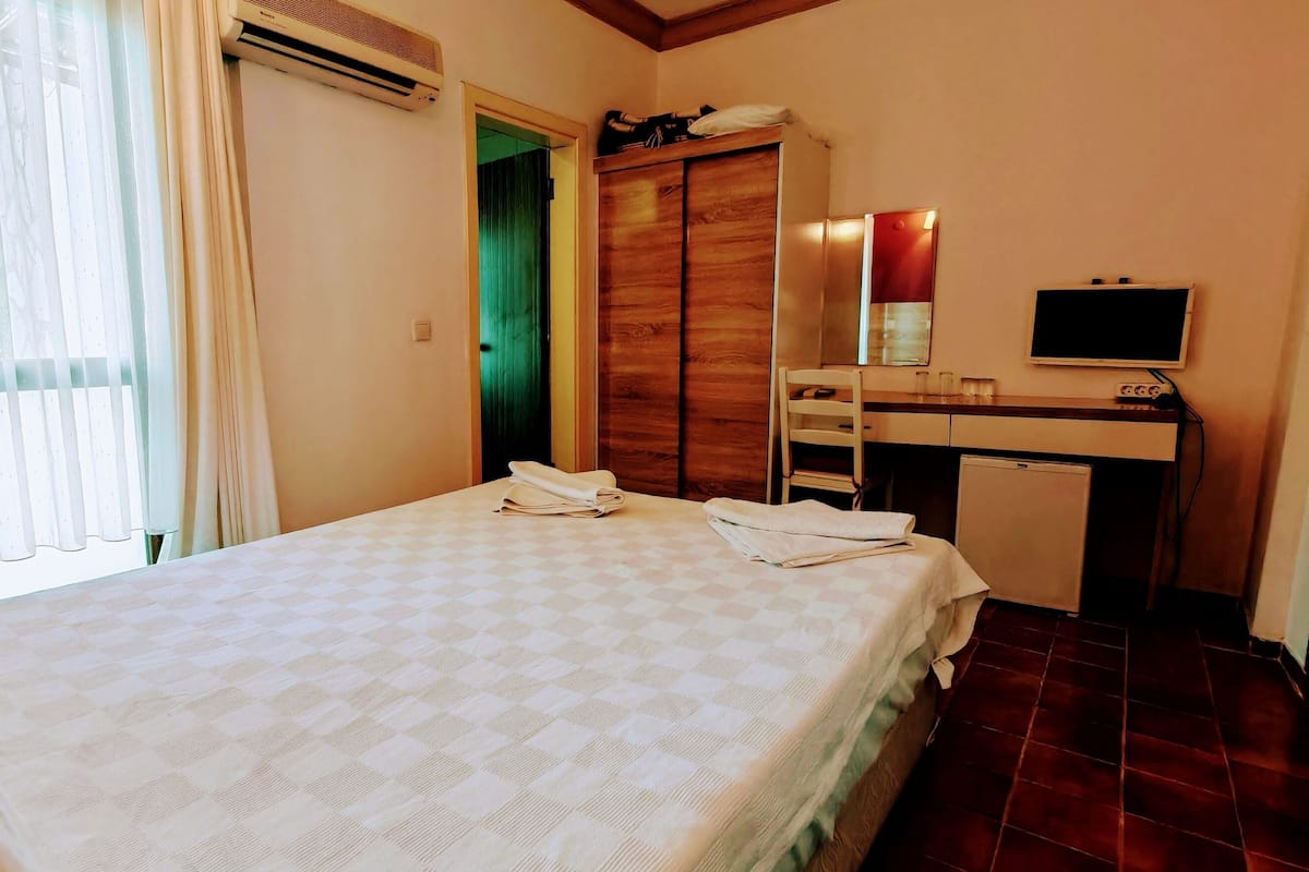 Minibar, WiFi (free)