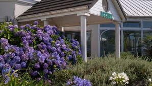 A building with a covered entrance and a sign that reads "ACCUEIL". - Hotel Arcadia (Lannion)