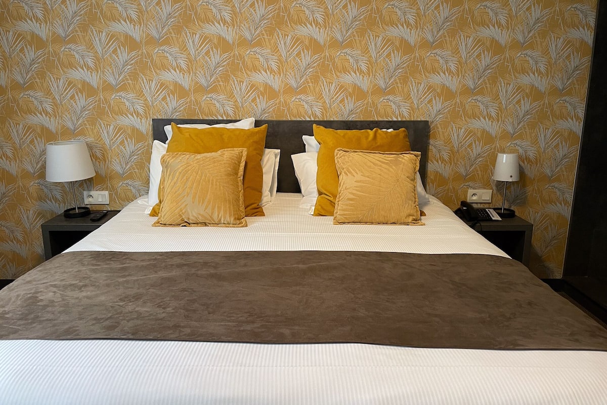 superior double room (le club) | 1 bedroom, desk, soundproofing, free wifi