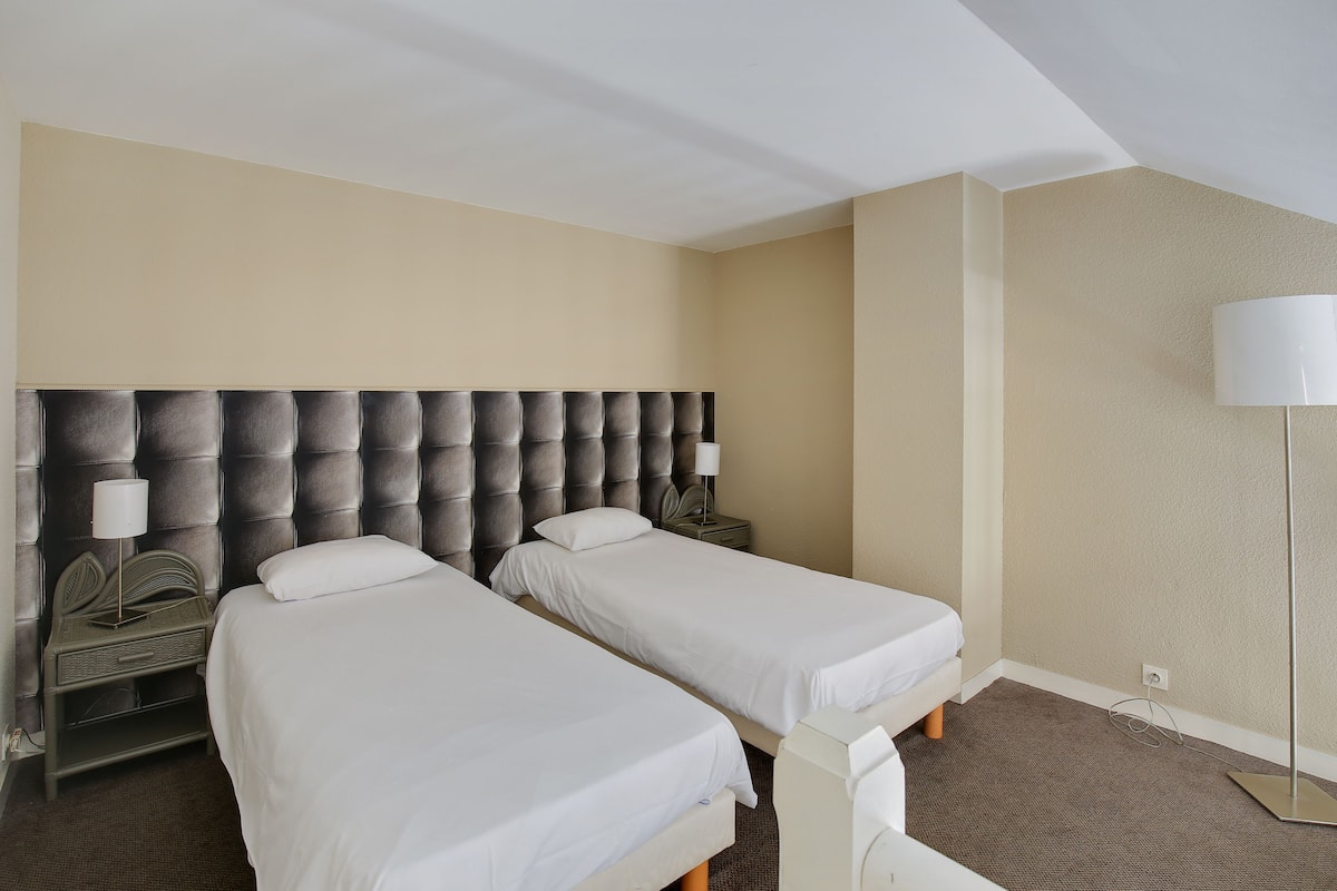 Desk, soundproofing, free WiFi, bed sheets