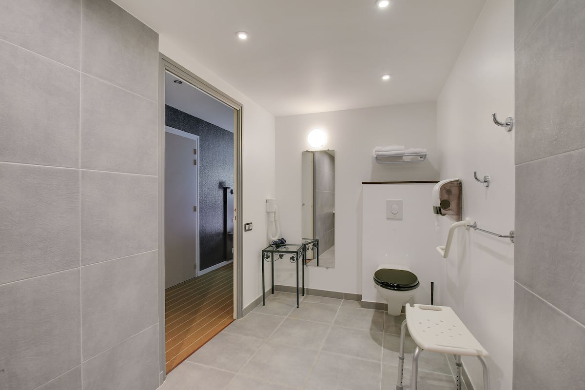 Superior Double Room (Le Club) | Bathroom shower