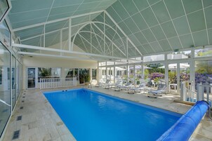 Una piscina techada, una piscina al aire libre de temporada
