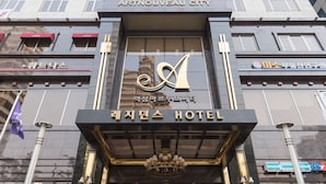 La entrada del Hotel Arvosea City, con un cartel llamativo y una alfombra roja que conduce a las puertas.